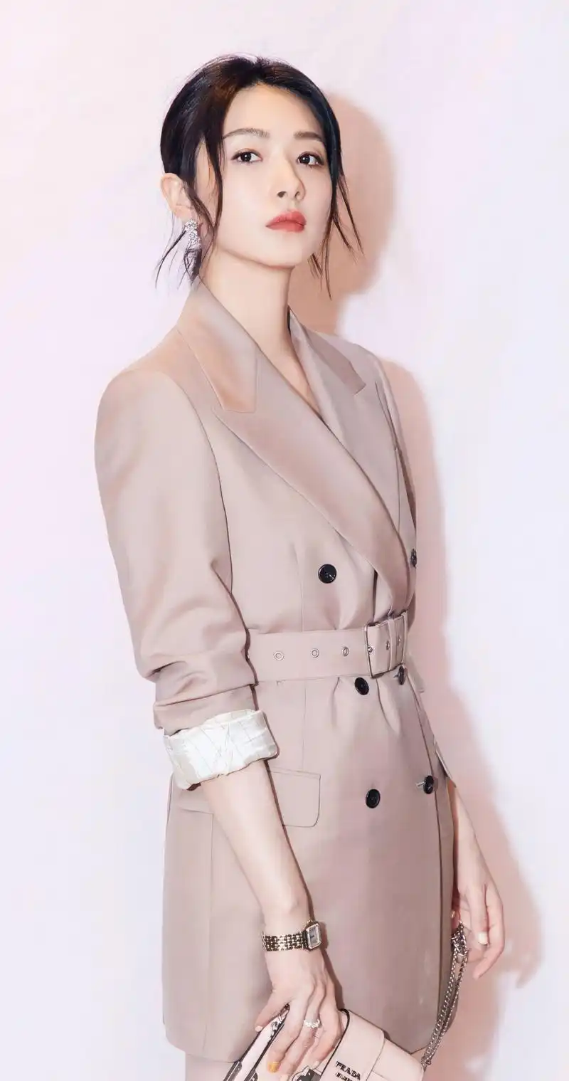 气质女神万茜高清写真,国色天姿,风华绝代