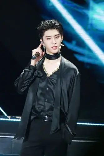 邪媚狂拽屌炸天,范丞丞这脸是真小啊.