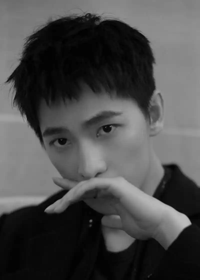 杨洋身着黑色西装现身时尚盛典新发型酷帅有型尽显硬朗气质