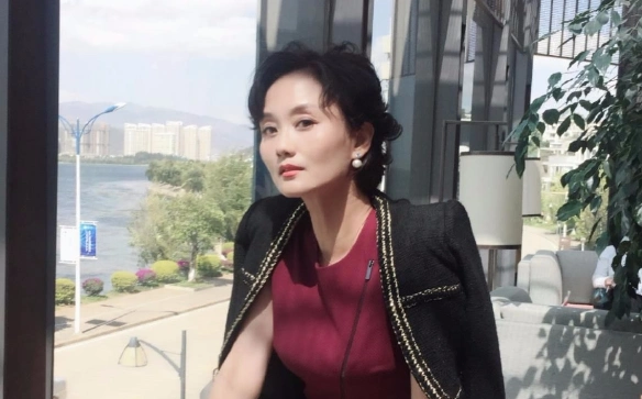 作为中国出身最早的一批模特,和奚梦瑶等人相比,李颖成功从模特圈转型