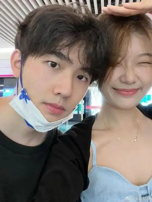 刘昊然公开女友啦合照流出后网友夺笋眼光比他好太多啦