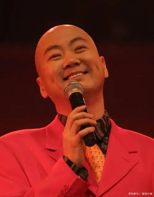 郭冬临先生在表演小品《取钱》节目,主要讲的是一位老太太受人蒙骗