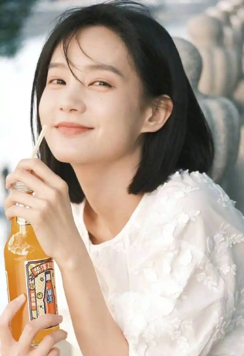 李一桐短发造型笑容甜美,白色短袖搭配牛仔短裤清纯减龄又好看~这颜值