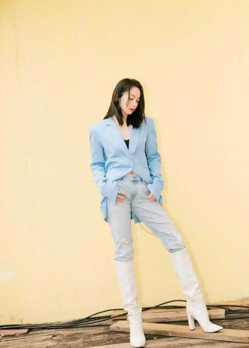 张天爱厉害了穿白色西装配黑色长筒靴出席活动女神范十足