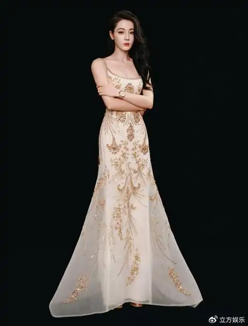 迪丽热巴穿碎钻透纱裙精致靓丽身姿婀娜美如油画