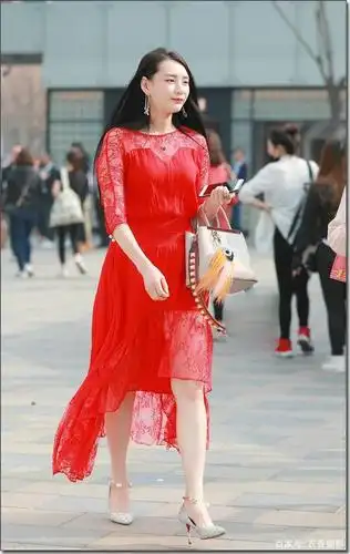 街拍:驾驭红色的女人,成熟迷人魅力十足!