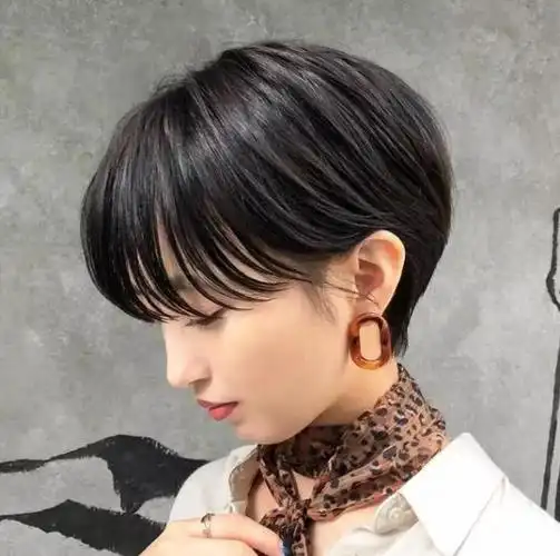 黑色纹理感超短发图片 头发不用染照样时尚迷人 - 女士短发 - 发型站