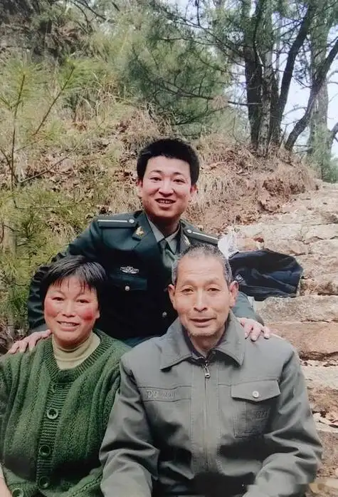 陈红军戍边英雄(牺牲时妻子怀孕五个月)_民生动态_韶关青少年网