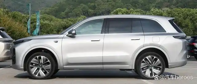 理想l8是理想汽车品牌旗下的一款中大型suv车型,官方指导价区间为35.