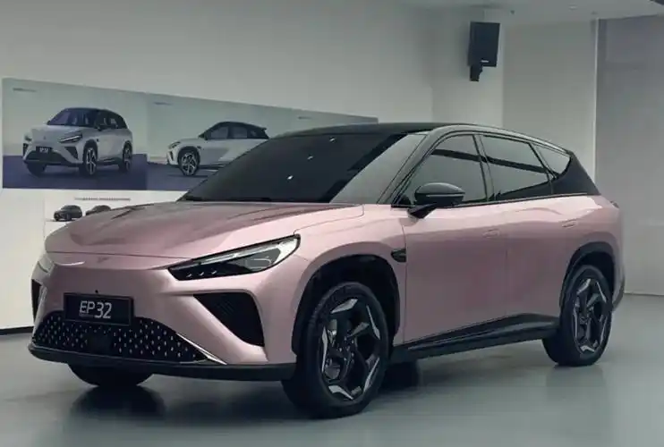 日前,哪吒汽车ceo张勇在社媒账号中发布一组哪吒l的实车图片,该车内部