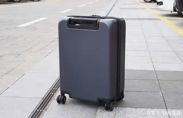 出差旅游我们总是需要一个行李箱来放置衣物和随身物品,特别是拉杆箱