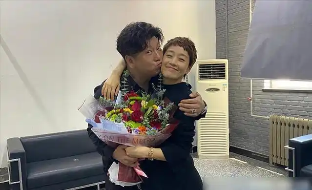 马伊琍与小鲜肉同框热聊,动作亲昵眼神温柔|高伟光|姚笛|管虎_网易