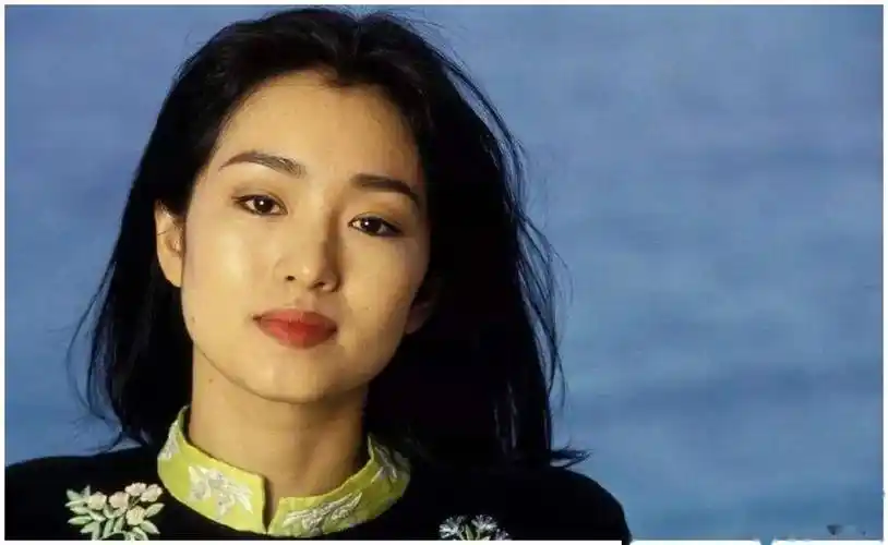 巩俐写真不愧是巩皇,这身材太过炸裂,女神的美貌与魅力!