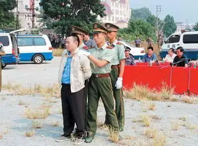 以前执行枪决的时候,有武警看守四周,不能让人靠近.