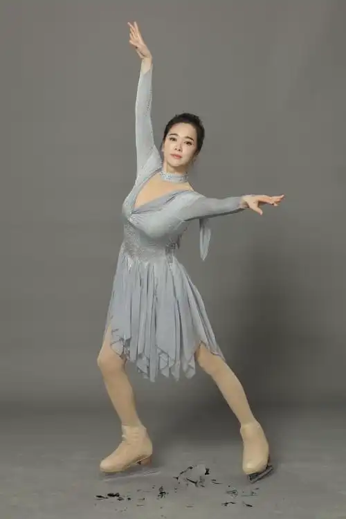 身材微胖匀称长相符合大多数东方男人的审美的左小青