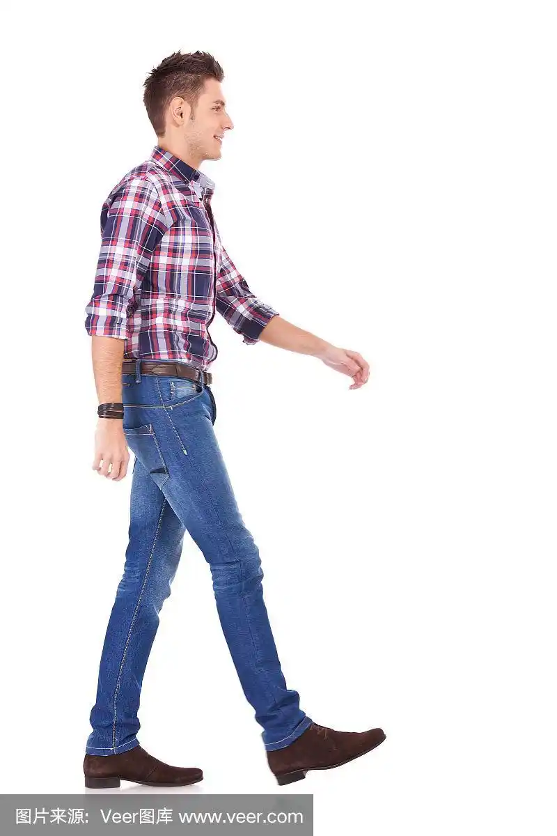一个走路的年轻人的侧面