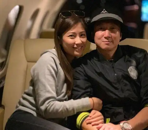 洪天明与老婆庆祝结婚7周年撇开两个帅儿子二人世界好甜蜜