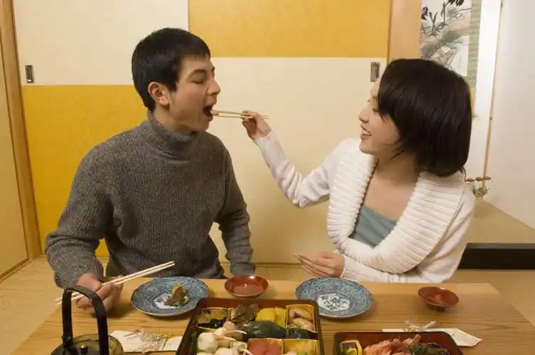 东方人,两个人,家庭,夫妻,坐,跪,笑,吃,微笑,露齿笑,横图,室内,白天