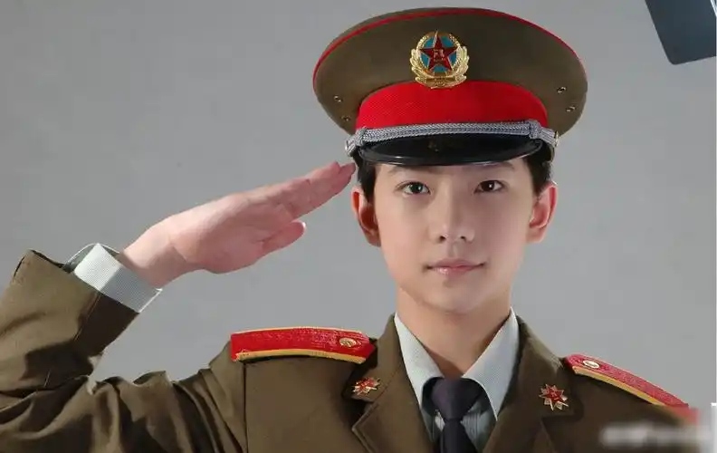 来看看军艺校草杨洋穿军装的样子吧～_高清图集_新浪网