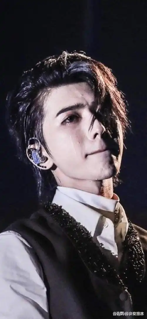 蔡徐坤的成名和落败告诉我们娱乐圈的事实,只有德艺双馨,推出大众喜闻