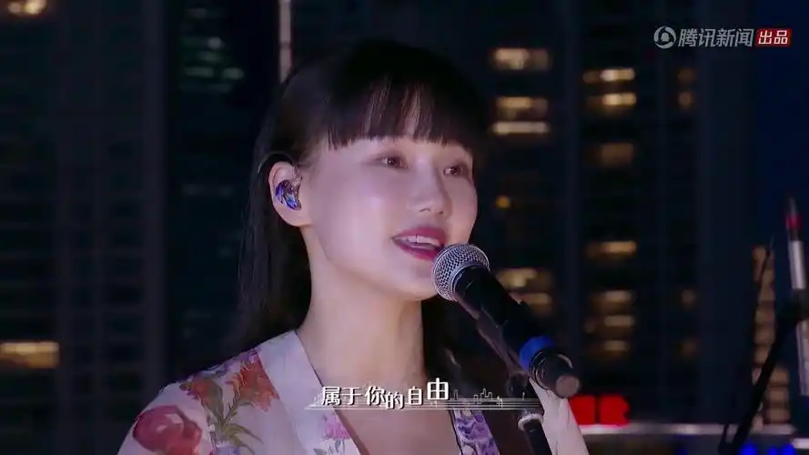 黄龄《hello》live 黄龄在上海外滩表演新曲《hello》