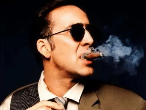 而最后一个超级英雄恶灵骑士,抽烟也是相当的帅气,一股大佬风范盖都盖