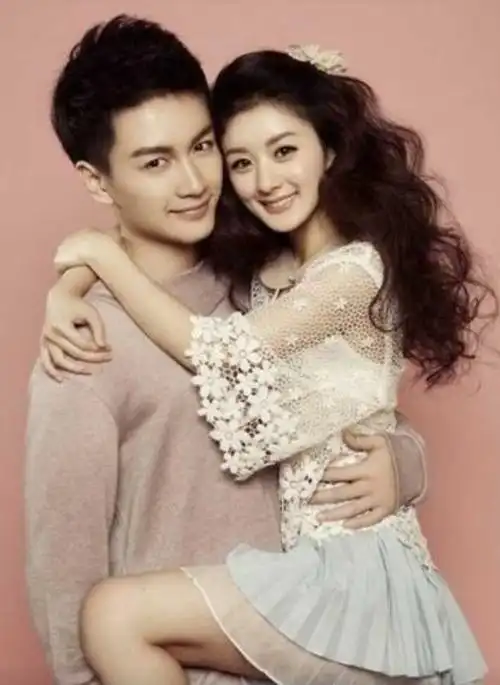 赵丽颖和男明星合影都面带笑容,唯独和他不一样,逗比本质暴露无遗.