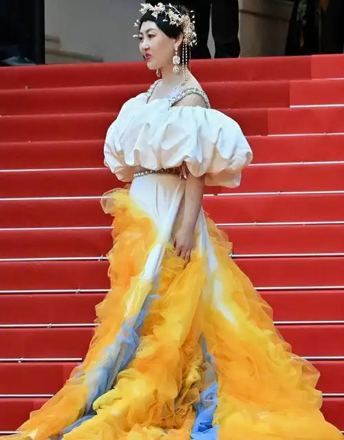 巨大的褶皱挡住了胸,却完全掩饰不住虎背熊腰以及挺出来的大肚子