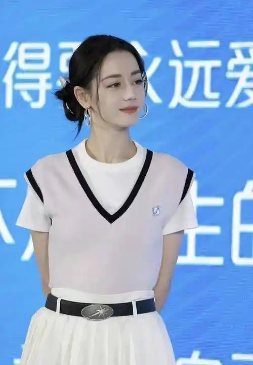 迪丽热巴真当妈了?消失九个月出席活动体态轻盈无孕相_身材_营业_因为