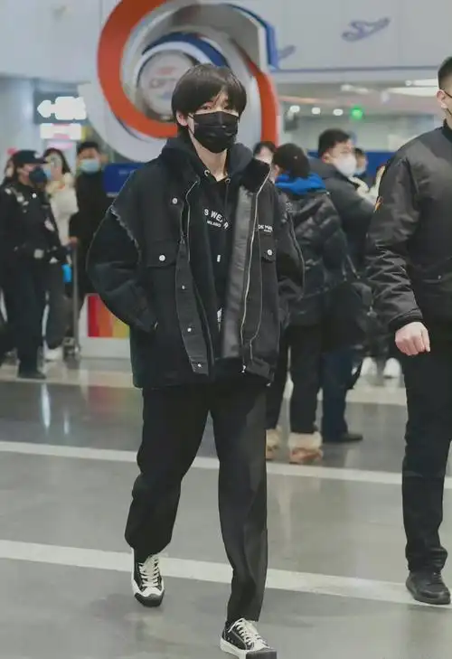 宋亚轩机场出发饭拍 all black造型穿搭,发型又奶又拽!__财经头条