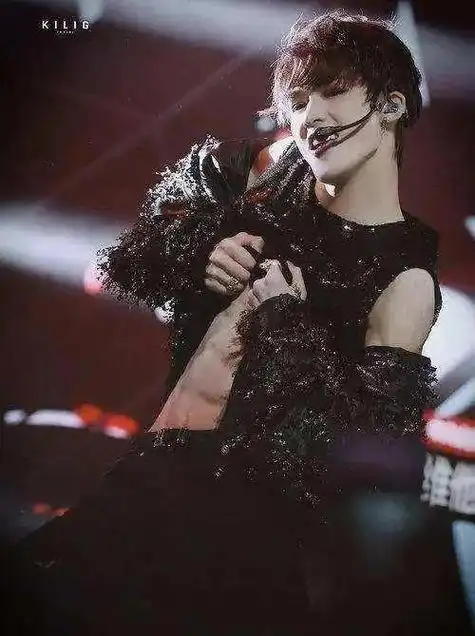 蔡徐坤旧照揭秘:六块腹肌魅力无限,女粉痴迷不渝的原因大揭秘!