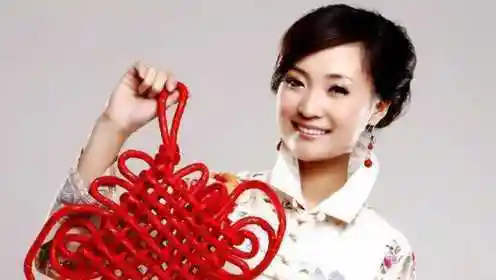 手:龚玥0:06:33《北京欢迎你》开场小女孩女大十八变,蔡依林依旧美丽