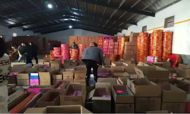 烟花爆竹价格翻倍,消费者扎堆工厂"低价进货",从业者:工厂涉嫌违规