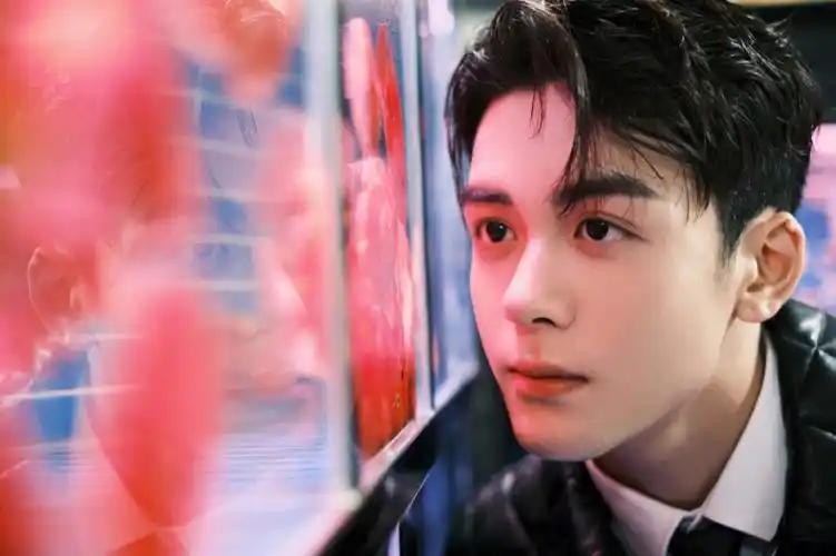 曾舜晞曾舜晞金鱼电影感写真