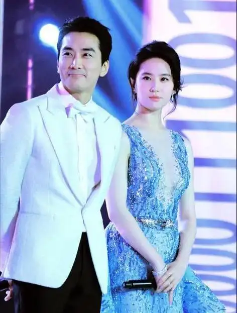 尽管刘亦菲的人气依旧高涨,内娱圈中依然有众多男明星对她心生倾慕.