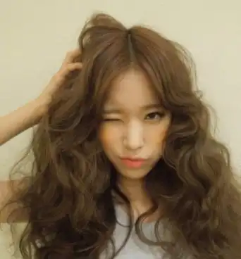 圆脸女生适合的发型 中分长卷发瘦脸修颜_感觉_的设计_效果