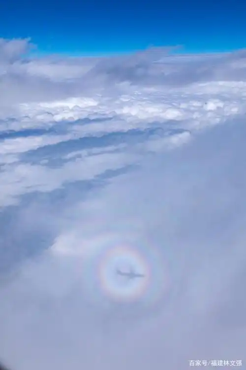 云端之上的佛光美轮美奂