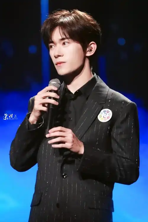 辞星海##易烊千玺于适同框照##易烊千玺不辞星海舞台#  很帅的大明星!