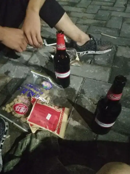 宿醉在天桥没有人陪伴的夜里