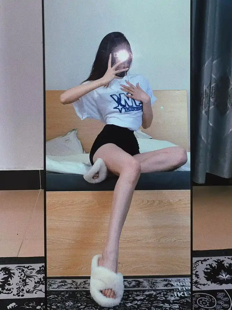 闪光灯对镜自拍不露脸05|拍照姿势显身材.