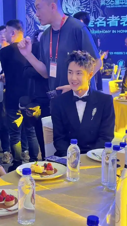 王一博金鸡奖西装胸针造型##王一博出席金鸡奖提名者表彰仪式