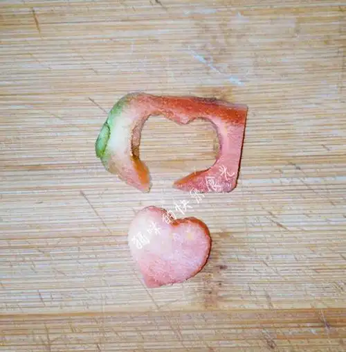 红萝卜刻出心形.