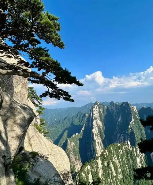 这四座山峰都是中国有名的旅游景点,以其壮丽的自然景观,悠久的历史