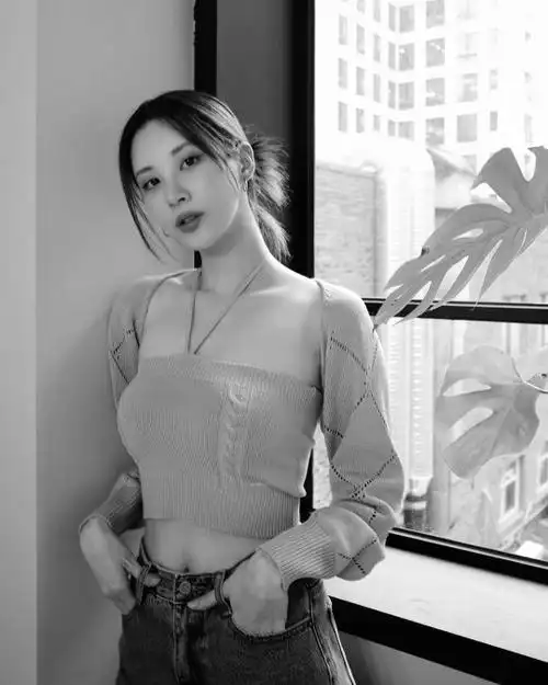 少女时代成员徐贤发照穿吊带展成熟优雅魅力