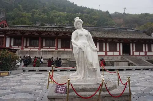 据说杨贵妃身高158cm,体重约120斤,也不算胖,属于丰满型,导游还透露杨