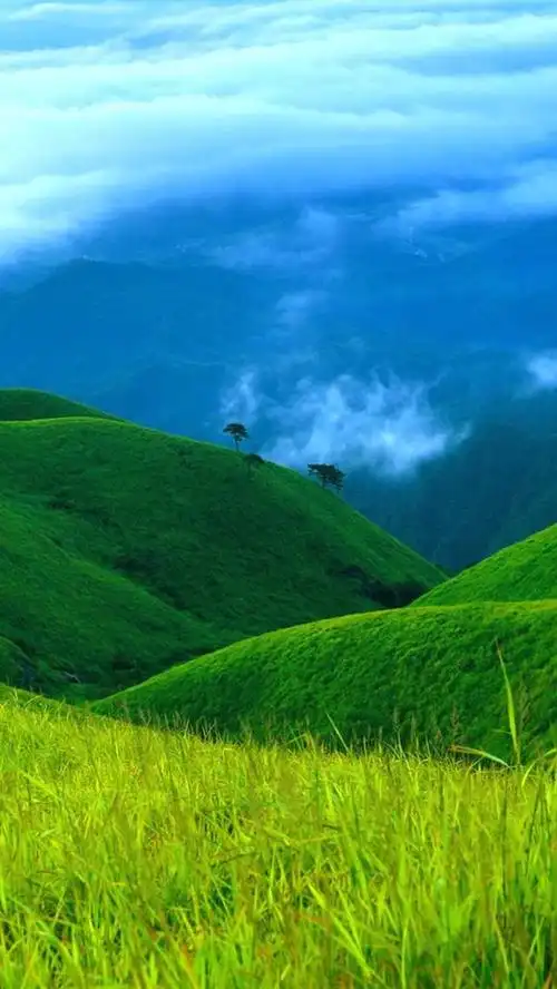 蓝天白云绿色高山
