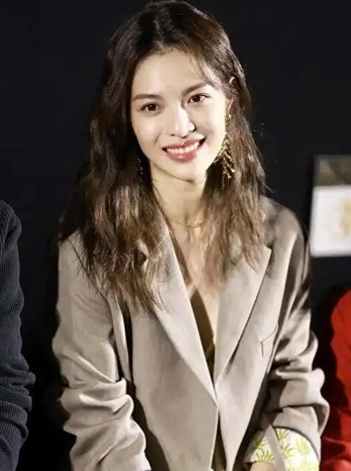 钟楚曦自从她出道以来就得到了冯小刚,成龙,洪金宝等人的大力支持,这