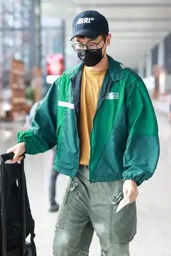 朱亚文街拍:绿色外套水洗牛仔中裤 adidas球鞋舒适简约