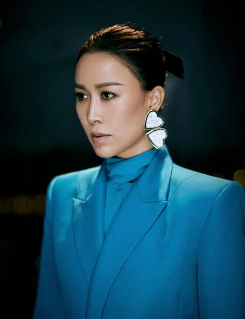 原创那英52岁还这么活泼穿撞色大衣内搭黑色套装帽子东北范儿十足