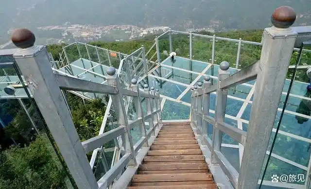 北京玻璃栈道景区有15个之多,有的惊险刺激,有的风光无限